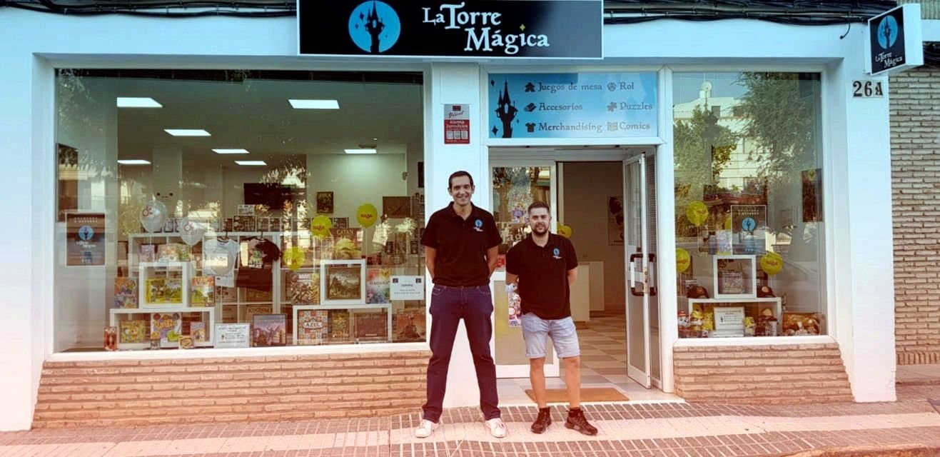 Fachada de La Torre Mágica en la avenida de Andalucía, con sus dueños en la puerta